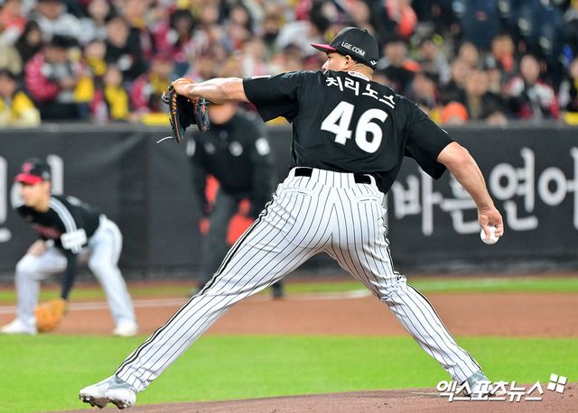 30일 오후 대전 한화생명 볼파크에서 열린 '2025 신한 SOL Bank KBO 한국시리즈' LG 트윈스와 한화 이글스의 4차전 경기, 1회말 LG 선발투수 치리노스가 공을 힘차게 던지고 있다. 대전, 김한준 기자