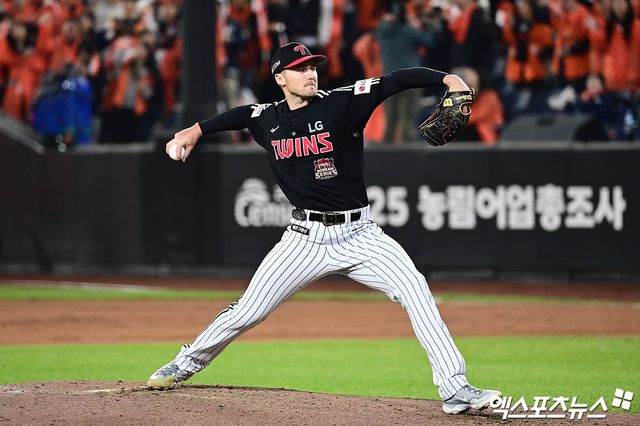 LG 트윈스 외국인 투수 앤더슨 톨허스트가 31일 대전 한화생명 볼파크에서 열린 2025 신한 SOL Bank KBO 한국시리즈(7전 4승제, LG 3승1패) 5차전에 선발등판, 7이닝 1실점 호투를 펼쳤다. 사진 김한준, 박지영 기자