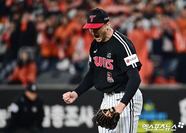 LG 트윈스 외국인 투수 앤더슨 톨허스트가 31일 대전 한화생명 볼파크에서 열린 2025 신한 SOL Bank KBO 한국시리즈(7전 4승제, LG 3승1패) 5차전에서 7회말 한화 이글스 공격을 실점 없이 막아낸 뒤 포효하고 있다. 사진 김한준, 박지영 기자