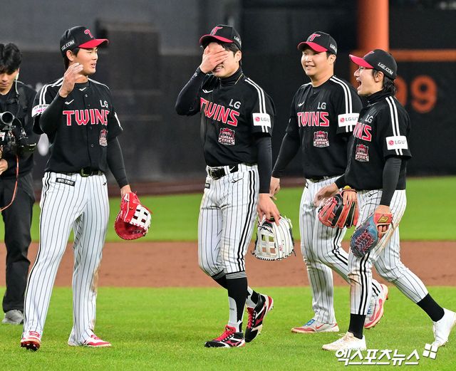  30일 오후 대전 한화생명 볼파크에서 열린 '2025 신한 SOL Bank KBO 한국시리즈' LG 트윈스와 한화 이글스의 4차전 경기, 9회에만 6점을 뽑아낸 LG가 한화에 7:4 역전승을 거두며 통합우승에 단 1승만을 남겨뒀다. 이날 경기에서 승리한 LG 박해민이 눈물을 흘리고 있다. 대전, 김한준 기자