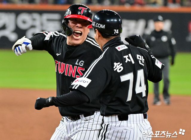 30일 오후 대전 한화생명 볼파크에서 열린 '2025 신한 SOL Bank KBO 한국시리즈' LG 트윈스와 한화 이글스의 4차전 경기, 9회초 2사 2,3루 LG 김현수가 2타점 적시타를 날리고 있다. 대전, 김한준 기자