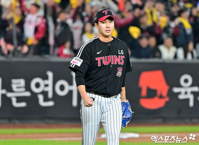 30일 오후 대전 한화생명 볼파크에서 열린 '2025 신한 SOL Bank KBO 한국시리즈' LG 트윈스와 한화 이글스의 4차전 경기, 9회에만 6점을 뽑아낸 LG가 한화에 7:4 역전승을 거두며 통합우승에 단 1승만을 남겨뒀다. 이날 경기에서 승리한 LG 유영찬이 기뻐하고 있다. 대전, 김한준 기자