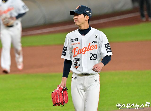 한화 이글스 좌완 영건 황준서가 31일 대전 한화생명 볼파크에서 열린 2025 신한 SOL Bank KBO 한국시리즈(7전 4선승제, LG 3승1패) 5차전에서 1이닝 무실점을 기록했다. 사진 김한준, 박지영 기자