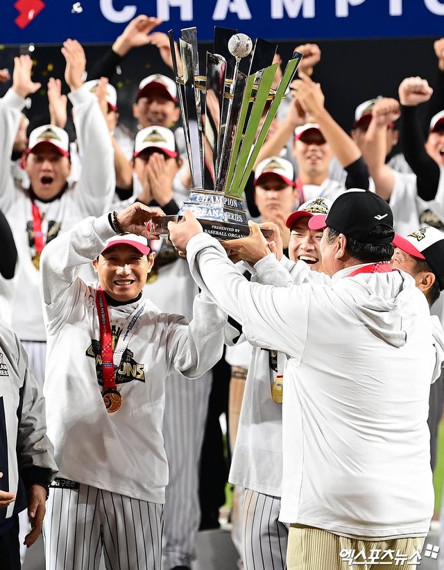 31일 대전 한화생명볼파크에서 열린 '2025 신한 SOL Bank KBO 한국시리즈' LG 트윈스와 한화 이글스의 경기에서 LG가 선발투수 앤더스 톨허스트의 7이닝 1실점 완벽투에 힘입어 4-1로 승리하며 시리즈 전적 4승1패로 통합우승을 이뤘다. 경기 종료 후 염경엽 감독과 박해민, 차명석 단장이 우승 트로피를 들어올리고 있다. 박지영 기자