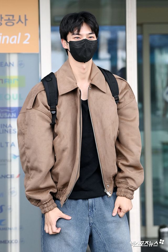 송강 '어색해서 손을 어쩔줄 몰라'