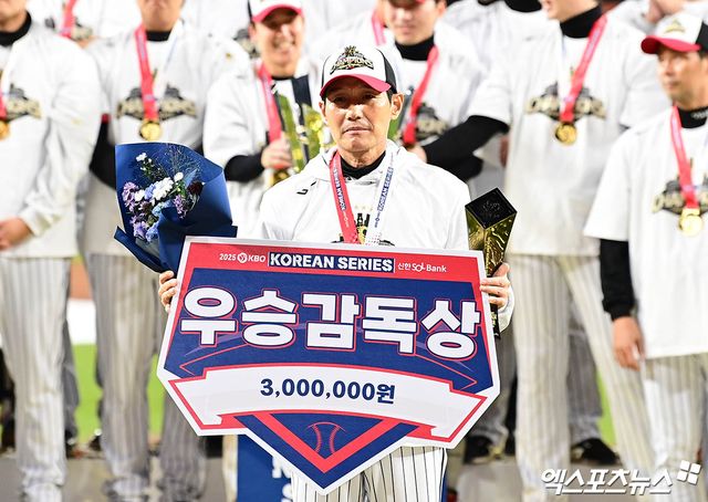 염경엽 LG 트윈스 감독이 31일 대전 한화생명 볼파크에서 열린 2025 신한 SOL Bank KBO 한국시리즈(7전 4승제, LG 3승1패) 5차전에서 한화 이글스를 4-1로 꺾고 팀 우승을 이끌었다. 대전, 김한준·박지영 기자