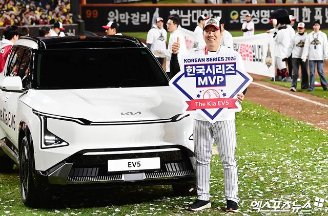 LG 트윈스 김현수가 31일 대전 한화생명 볼파크에서 열린 2025 신한 SOL Bank KBO 한국시리즈(7전 4승제, LG 3승1패) 5차전 종료 후 시리즈 MVP를 수상했다. 사진 김한준, 박지영 기자