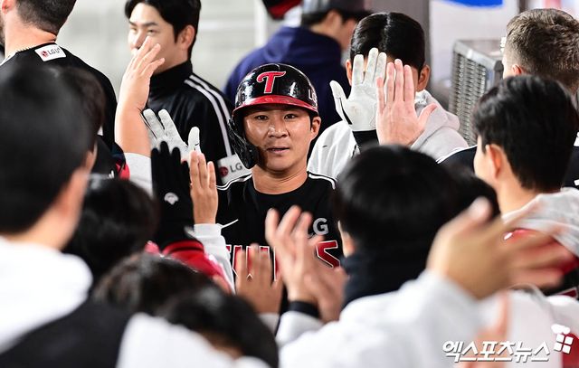 LG 트윈스 내야수 오지환이 31일 대전 한화생명 볼파크에서 열린 2025 신한 SOL Bank KBO 한국시리즈(7전 4선승제, LG 3승1패) 5차전에서 3회초 1타점 외야 희생 플라이를 기록했다. 사진 김한준, 박지영 기자
