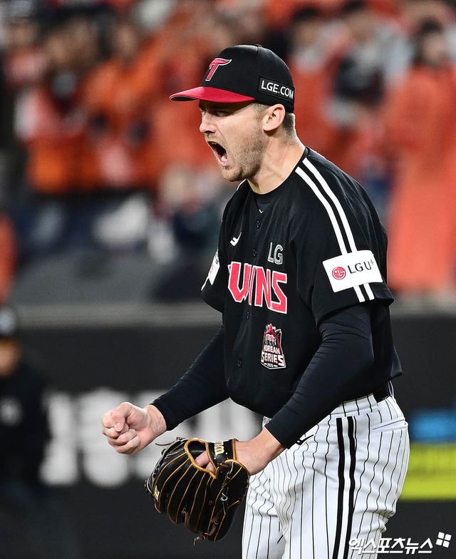 31일 오후 대전한화생명볼파크에서 열린 '2025 신한 SOL Bank KBO 한국시리즈' LG 트윈스와 한화 이글스의 경기, 7회말 2사 LG 선발투수 톨허스트가 한화 최재훈을 헛스윙 삼진 아웃으로 돌려세우며 이닝을 마친 뒤 포효하고 있다. 대전, 박지영 기자