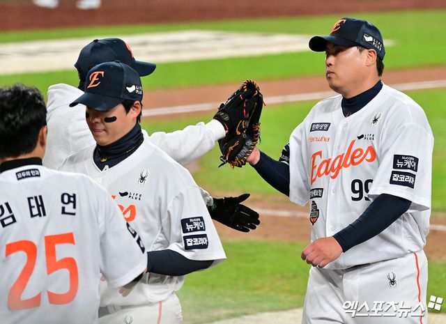 31일 오후 대전 한화생명 볼파크에서 열린 '2025 신한 SOL Bank KBO 한국시리즈' LG 트윈스와 한화 이글스의 5차전 경기, 8회초 수비를 마친 한화 류현진이 더그아웃으로 향하고 있다. 대전, 김한준 기자