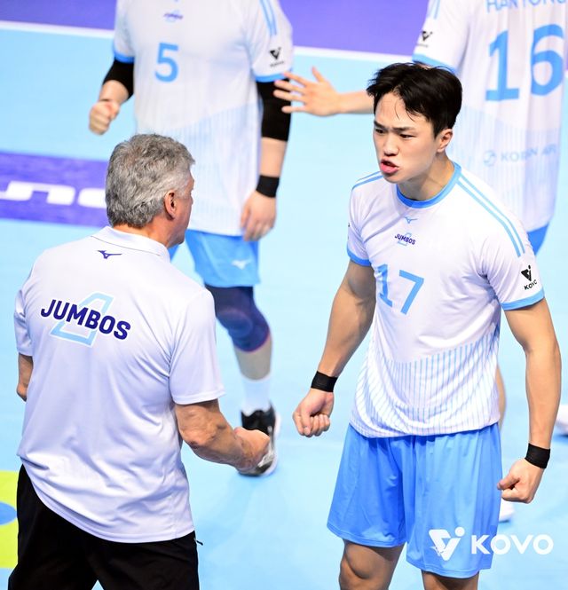 31일 오후 인천 계양체육관에서 열린 '진에어 2025-2026 V-리그' 남자부 1라운드 대한항공과 우리카드의 경기, 대한항공 임동혁이 득점 후 기뻐하고 있다. KOVO