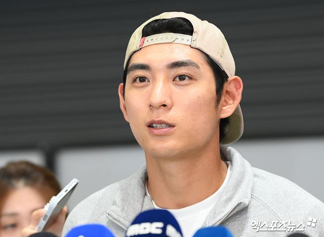 미국프로야구 메이저리그(MLB)에서 시즌을 마친 이정후(샌프란시스코 자이언츠)가 30일 오후 인천국제공항을 통해 귀국했다. 이정후가 입국장을 나서 인터뷰를 하고 있다. 풀타임 시즌을 소화한 이정후는 타율 0.266(560타수 149안타), 8홈런 55타점 10도루 73득점에 OPS(출루율+장타율) 0.734를 기록했다. 엑스포츠뉴스 DB