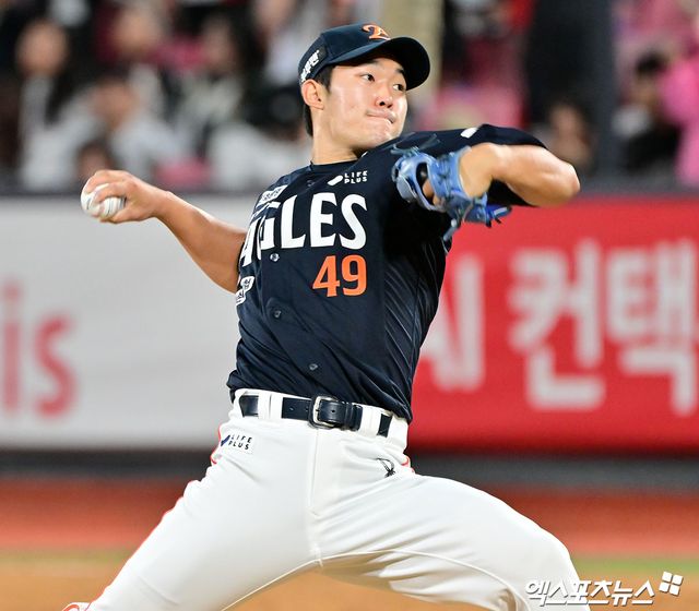 3일 오후 수원KT위즈파크에서 열린 '2025 신한 SOL Bank KBO리그' 한화 이글스와 KT 위즈의 경기, 9회말 한화 윤산흠이 공을 힘차게 던지고 있다. 엑스포츠뉴스 DB