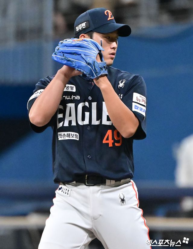 6일 오후 서울 구로구 고척스카이돔에서 열린 '2025 신한 SOL Bank KBO리그' 한화 이글스와 키움 히어로즈의 경기, 9회말 한화 윤산흠이 공을 힘차게 던지고 있다. 엑스포츠뉴스 DB