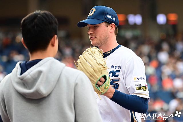 30일 오후 경상남도 창원NC파크에서 열린 '2025 신한 SOL Bank KBO리그' 한화 이글스와 NC 다이노스의 경기, 1회초 종료 후 NC 선발투수 라일리가 더그아웃으로 향하고 있다. 엑스포츠뉴스 DB