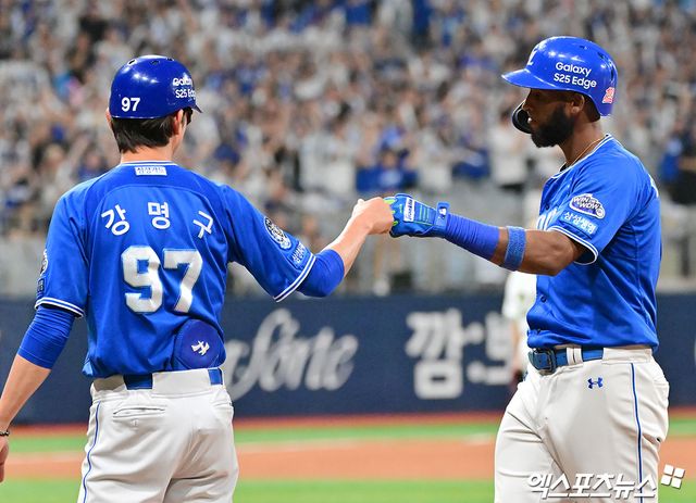 삼성 라이온즈 내야수 르윈 디아즈가 4일 오후 광주-KIA챔피언스필드에서 열린 2025 신한 SOL Bank KBO리그 KIA 타이거즈와의 시즌 16차전에 4번타자 겸 1루수로 선발 출전했다. 첫 타석에서 2타점 2루타를 날렸고, 김영웅의 홈런 때 득점을 올렸다. 이후 2회말 전병우와 교체되면서 올 시즌을 마감했다. 엑스포츠뉴스 DB