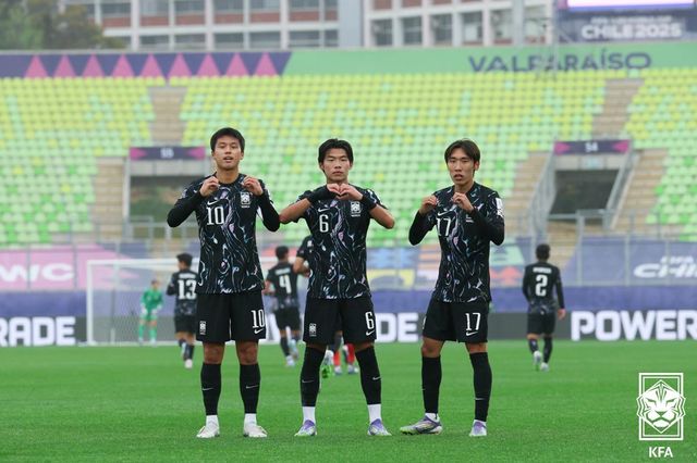 이창원호가 조별리그 마지막 경기에서 신민하의 결승골에 힘입어 파나마를 꺾고 조별리그를 마감, 16강 진출 희망을 살렸다. 각 조 1위와 2위가 16강으로 직행하고, 3위 중 성적이 좋은 4개 팀이 추가로 토너먼트에 합류할 수 있기 때문에 최종적으로 조 3위를 차지한 이창원호 역시 다른 조 3위 팀들과의 성적을 비교해 16강에 오를 수 있게 됐다. 사진 대한축구협회