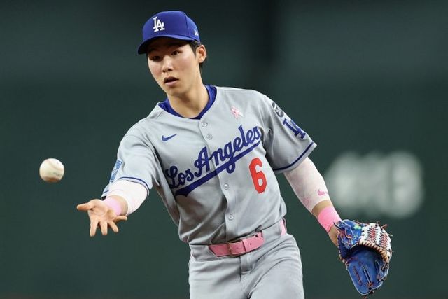 미국 메이저리그 LA 다저스의 김혜성이 5일(한국시간) 미국 펜실베이니아주 필라델피아의 시티즌스뱅크파크에서 필라델피아 필리스와 2025 미국 메이저리그(MLB) 포스트시즌 내셔널리그 디비전시리즈 1차전을 벤치에서 시작했다. 사진 연합뉴스