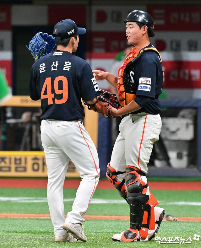 6일 오후 서울 구로구 고척스카이돔에서 열린 '2025 신한 SOL Bank KBO리그' 한화 이글스와 키움 히어로즈의 경기, 한화가 채은성-리베라토-노시환-이원석의 홈런포에 힘입어 키움에 10:1로 승리하며 전반기 1위를 확정했다. 이날 경기에서 승리한 한화 선수들이 기뻐하고 있다. 엑스포츠뉴스 DB