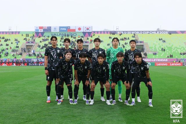 이창원호가 조별리그 마지막 경기에서 신민하의 결승골에 힘입어 파나마를 꺾고 조별리그를 마감, 16강 진출 희망을 살렸다. 각 조 1위와 2위가 16강으로 직행하고, 3위 중 성적이 좋은 4개 팀이 추가로 토너먼트에 합류할 수 있기 때문에 최종적으로 조 3위를 차지한 이창원호 역시 다른 조 3위 팀들과의 성적을 비교해 16강에 오를 수 있게 됐다. 사진 대한축구협회