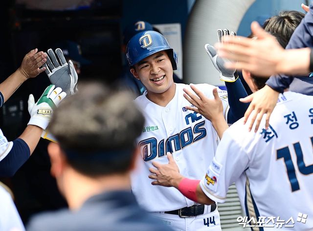 31일 오후 경상남도 창원NC파크에서 열린 '2025 신한 SOL Bank KBO리그' 한화 이글스와 NC 다이노스의 경기, 2회말 1사 3루 NC 천재환의 동점 적시타 때 3루주자 김휘집이 득점을 올린 뒤 더그아웃에서 동료들과 하이파이브를 나누고 있다. 엑스포츠뉴스 DB