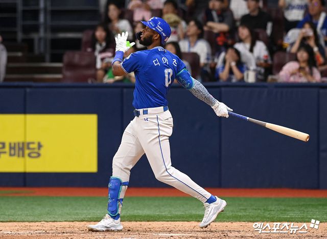 삼성 라이온즈 내야수 르윈 디아즈가 4일 오후 광주-KIA챔피언스필드에서 열린 2025 신한 SOL Bank KBO리그 KIA 타이거즈와의 시즌 16차전에 4번타자 겸 1루수로 선발 출전했다. 첫 타석에서 2타점 2루타를 날렸고, 김영웅의 홈런 때 득점을 올렸다. 이후 2회말 전병우와 교체되면서 올 시즌을 마감했다. 엑스포츠뉴스 DB