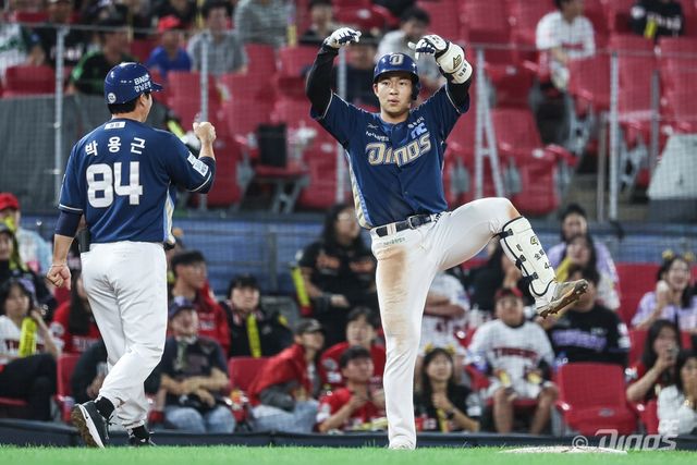 2025시즌 9월 이후 타율 0.328, 2홈런, 14타점으로 맹활약을 펼친 NC 다이노스 내야수 김휘집(오른쪽). 사진 NC 다이노스