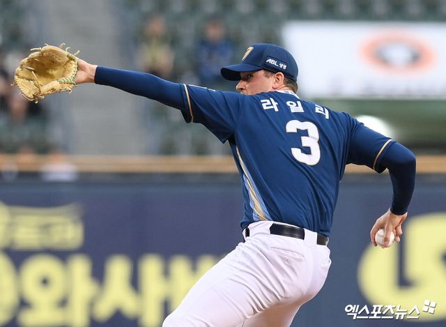 14일 오후 서울 송파구 잠실야구장에서 열린 '2025 신한 SOL Bank KBO리그' NC 다이노스와 두산 베어스의 경기, 1회말 NC 선발투수 라일리가 공을 힘차게 던지고 있다. 엑스포츠뉴스DB