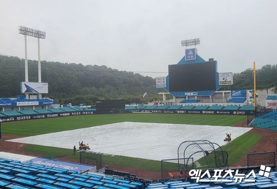 삼성 라이온즈와 NC 다이노스는 6일 오후 2시부터 2025 신한 SOL 뱅크 KBO 와일드카드 결정전 1차전을 치른다.&nbsp;삼성은 시즌 74승68패2무로 리그 4위로 와일드카드 결정전 진출을 일찌감치 확정했다. NC는 시즌 71승67패6무로 리그 5위 자리를 극적으로 차지했다. 두 팀의 명승부가 예고되는 상황이지만 경기 장소인 대구 삼성라이온즈파크에 6일 오전부터 비가 내려 방수포가 깔렸다. 경기 연기 가능성도 제외할 수 없게 됐다. 대구, 김근한 기자