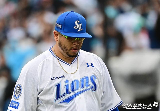 6일 오후 대구삼성라이온즈파크에서 열린 '2025 신한 SOL Bank KBO 포스트시즌' NC 다이노스와 삼성 라이온즈의 와일드카드 1차전 경기, 2회초 종료 후 삼성 선발투수 후라도가 실점에 아쉬워하며 더그아웃으로 향하고 있다. 대구, 박지영 기자