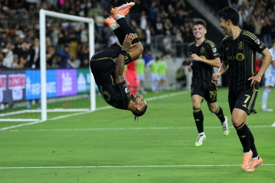 손흥민은 6일(한국시간) 미국 LA의 BMO 스타디움에서 열린 LAFC와 애틀랜타 유나이티드의 2025 MLS 정규리그 홈 경기에서 90분 풀타임을 뛰었다. 손흥민 소속팀 LAFC는 이날 1-0으로 이겼다. LAFC는 올시즌 서부 콘퍼런스 최소 4위를 확보했다. 다만 손흥민은 이날 공격포인트를 기록하진 않았다. 특히 생애 첫 정규리그 5경기 연속골에 도전했으나 상대가 밀집수비 위주 전술로 나와 어려움을 겪었다. 손흥민은 잉글리시 프리미어리그 토트넘 시절 정규리그 4경기 연속골을 두 차례 한 적이 있다. 연합뉴스