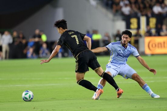 손흥민은 6일(한국시간) 미국 LA의 BMO 스타디움에서 열린 LAFC와 애틀랜타 유나이티드의 2025 MLS 정규리그 홈 경기에서 90분 풀타임을 뛰었다. 손흥민 소속팀 LAFC는 이날 1-0으로 이겼다. LAFC는 올시즌 서부 콘퍼런스 최소 4위를 확보했다. 다만 손흥민은 이날 공격포인트를 기록하진 않았다. 특히 생애 첫 정규리그 5경기 연속골에 도전했으나 상대가 밀집수비 위주 전술로 나와 어려움을 겪었다. 손흥민은 잉글리시 프리미어리그 토트넘 시절 정규리그 4경기 연속골을 두 차례 한 적이 있다. 연합뉴스