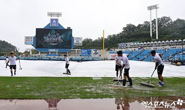 6일 오후 대구삼성라이온즈파크에서 열리는 '2025 신한 SOL Bank KBO 포스트시즌' NC 다이노스와 삼성 라이온즈의 와일드카드 1차전 경기에 앞서 구장 관리 요원들이 방수포의 물을 걷어내는 작업을 하고 있다. 대구, 박지영 기자