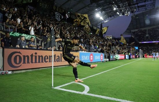 손흥민은 6일(한국시간) 미국 LA의 BMO 스타디움에서 열린 LAFC와 애틀랜타 유나이티드의 2025 MLS 정규리그 홈 경기에서 90분 풀타임을 뛰었다. 손흥민 소속팀 LAFC는 이날 1-0으로 이겼다. LAFC는 올시즌 서부 콘퍼런스 최소 4위를 확보했다. 다만 손흥민은 이날 공격포인트를 기록하진 않았다. 특히 생애 첫 정규리그 5경기 연속골에 도전했으나 상대가 밀집수비 위주 전술로 나와 어려움을 겪었다. 손흥민은 잉글리시 프리미어리그 토트넘 시절 정규리그 4경기 연속골을 두 차례 한 적이 있다. 연합뉴스