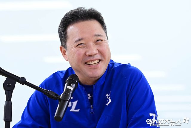 6일 대구삼성라이온즈파크에서 열리는 '2025 신한 SOL Bank KBO 포스트시즌' NC 다이노스와 삼성 라이온즈의 와일드카드 1차전 경기에 앞서 삼성 박진만 감독이 취재진과 인터뷰를 나누고 있다. 대구, 박지영 기자