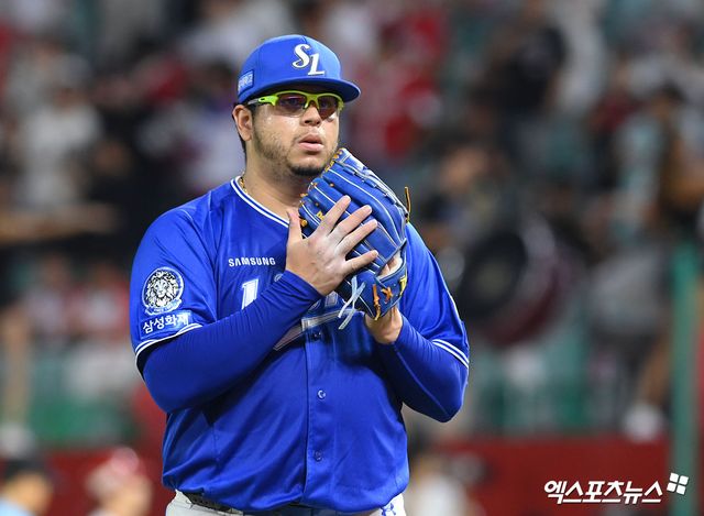 삼성 라이온즈와 NC 다이노스는 6일 오후 2시부터 2025 신한 SOL 뱅크 KBO 와일드카드 결정전 1차전을 치른다.&nbsp;삼성은 시즌 74승68패2무로 리그 4위로 와일드카드 결정전 진출을 일찌감치 확정했다. NC는 시즌 71승67패6무로 리그 5위 자리를 극적으로 차지했다. 두 팀의 명승부가 예고되는 상황이지만 경기 장소인 대구 삼성라이온즈파크에 6일 오전부터 비가 내려 방수포가 깔렸다. 경기 연기 가능성도 제외할 수 없게 됐다. 삼성은 아리엘 후라도를 이날 선발로 예고했다. 엑스포츠뉴스DB