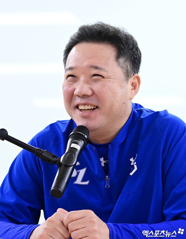 6일 대구삼성라이온즈파크에서 열리는 '2025 신한 SOL Bank KBO 포스트시즌' NC 다이노스와 삼성 라이온즈의 와일드카드 1차전 경기에 앞서 삼성 박진만 감독이 취재진과 인터뷰를 나누고 있다. 대구, 박지영 기자