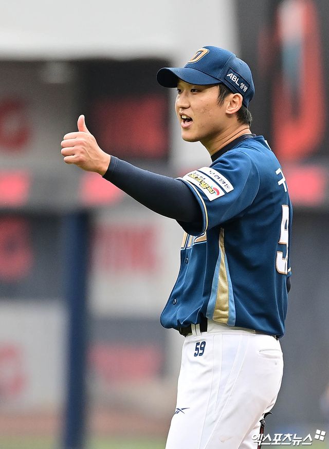 6일 오후 대구삼성라이온즈파크에서 열린 '2025 신한 SOL Bank KBO 포스트시즌' NC 다이노스와 삼성 라이온즈의 와일드카드 1차전 경기, 5회말 NC 선발투수 구창모가 삼성 강민호를 내야 땅볼로 돌려세운 뒤 3루수 김휘집의 수비를 칭찬하고 있다. 대구, 박지영 기자