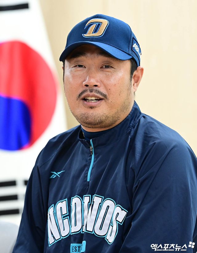 6일 대구삼성라이온즈파크에서 열리는 '2025 신한 SOL Bank KBO 포스트시즌' NC 다이노스와 삼성 라이온즈의 와일드카드 1차전 경기에 앞서 NC 이호준 감독이 취재진과 인터뷰를 나누고 있다. 대구, 박지영 기자