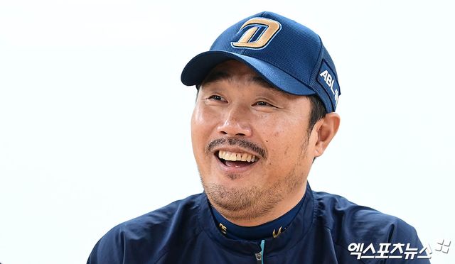 6일 대구삼성라이온즈파크에서 열리는 '2025 신한 SOL Bank KBO 포스트시즌' NC 다이노스와 삼성 라이온즈의 와일드카드 1차전 경기에 앞서 NC 이호준 감독이 취재진과 인터뷰를 나누고 있다. 대구, 박지영 기자