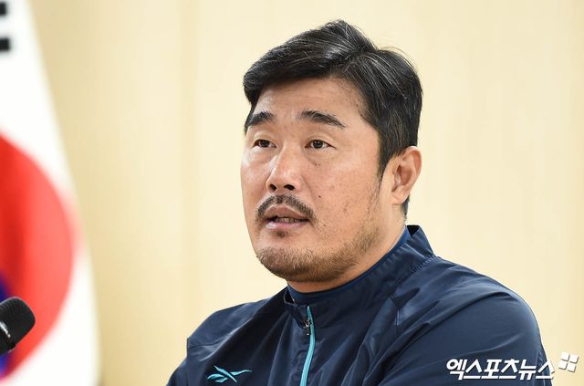 7일 오후 대구삼성라이온즈파크에서 열리는 '2025 신한 SOL Bank KBO 포스트시즌' NC 다이노스와 삼성 라이온즈의 와일드카드 2차전 경기에 앞서 NC 이호준 감독이 취재진과 인터뷰를 나누고 있다. 대구, 박지영 기자