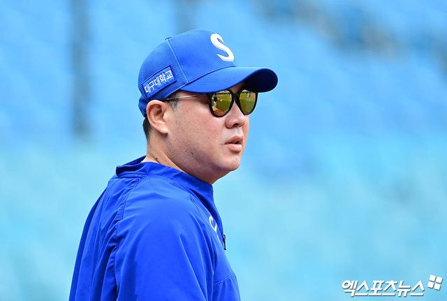 7일 오후 대구삼성라이온즈파크에서 열리는 '2025 신한 SOL Bank KBO 포스트시즌' NC 다이노스와 삼성 라이온즈의 와일드카드 2차전 경기에 앞서 삼성 박진만 감독이 그라운드에서 선수들의 훈련을 지켜보고 있다. 대구, 박지영 기자
