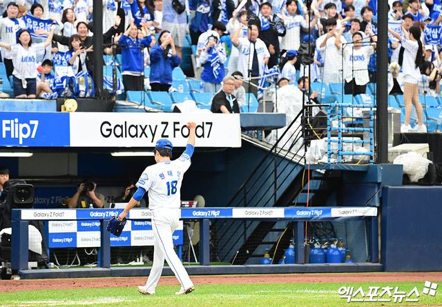 삼성 라이온즈 한국인 에이스 원태인이 '푸른 피의 에이스' 닉네임 다운 피칭을 선보였다. 원태인은 7일 대구 삼성라이온즈파크에서 2025 신한 SOL Bank KBO리그 NC 다이노스와 와일드카드 결정전 2차전에 선발 등판해 6이닝(106구) 4피안타 2사사구 5탈삼진 무실점 투구를 펼쳤다. 6회 1사 1, 2루 위기에서도 박민우를 삼진, 이우성을 뜬공으로 잡아냈다. 오른팔을 치켜들며 관중 환호에 화답했다. 대구, 박지영 기자