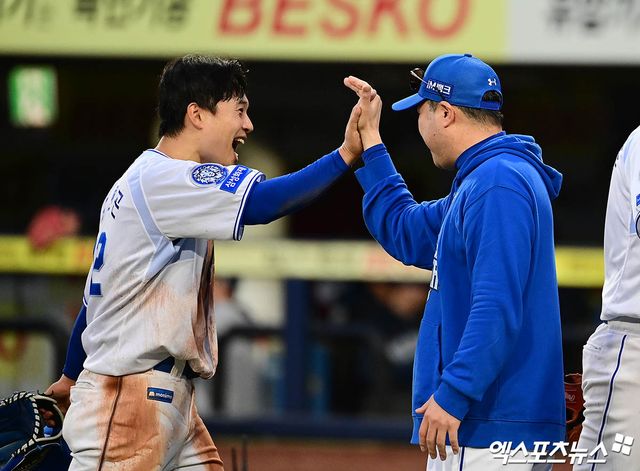 7일 오후 대구삼성라이온즈파크에서 열린 '2025 신한 SOL Bank KBO 포스트시즌' NC 다이노스와 삼성 라이온즈의 와일드카드 2차전 경기, 삼성이 3:0의 스코어로 승리하며 준플레이오프 진출에 성공했다. 경기 종료 후 삼성 김헌곤이 박진만 감독과 승리의 기쁨을 나누고 있다. 대구, 박지영 기자