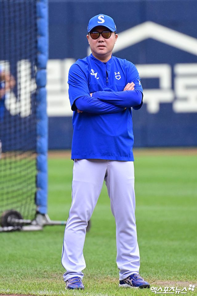 7일 오후 대구삼성라이온즈파크에서 열리는 '2025 신한 SOL Bank KBO 포스트시즌' NC 다이노스와 삼성 라이온즈의 와일드카드 2차전 경기에 앞서 삼성 박진만 감독이 그라운드에서 선수들의 훈련을 지켜보고 있다. 대구, 박지영 기자