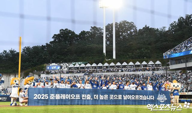 7일 오후 대구삼성라이온즈파크에서 열린 '2025 신한 SOL Bank KBO 포스트시즌' NC 다이노스와 삼성 라이온즈의 와일드카드 2차전 경기, 삼성이 3:0의 스코어로 승리하며 준플레이오프 진출에 성공했다. 경기 종료 후 삼성 선수들이 팬들을 향해 인사하고 있다. 대구, 박지영 기자