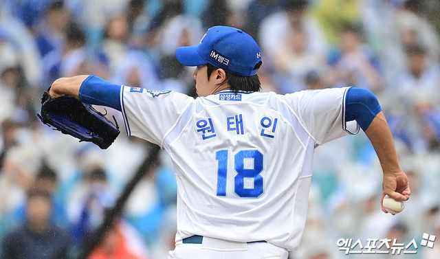7일 오후 대구삼성라이온즈파크에서 열린 '2025 신한 SOL Bank KBO 포스트시즌' NC 다이노스와 삼성 라이온즈의 와일드카드 2차전 경기, 1회초 삼성 선발투수 원태인이 역투하고 있다. 대구, 박지영 기자