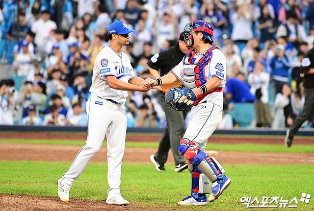 7일 오후 대구삼성라이온즈파크에서 열린 '2025 신한 SOL Bank KBO 포스트시즌' NC 다이노스와 삼성 라이온즈의 와일드카드 2차전 경기, 삼성이 3:0의 스코어로 승리하며 준플레이오프 진출에 성공했다. 경기 종료 후 삼성 가라비토와 강민호가 승리의 기쁨을 나누고 있다. 대구, 박지영 기자