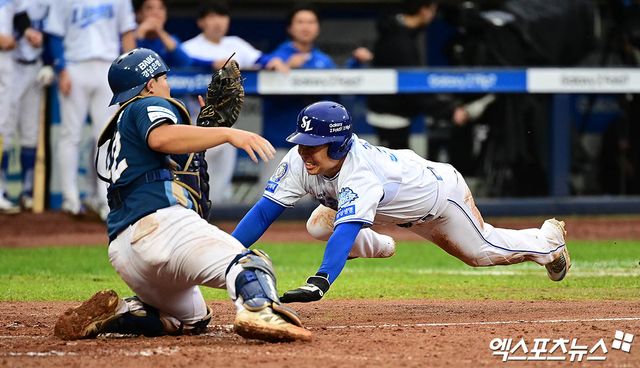 7일 오후 대구삼성라이온즈파크에서 열린 '2025 신한 SOL Bank KBO 포스트시즌' NC 다이노스와 삼성 라이온즈의 와일드카드 2차전 경기, 8회말 1사 3루 삼성 김성윤의 1타점 희생 플라이 때 3루주자 김헌곤이 득점을 올리고 있다. 대구, 박지영 기자