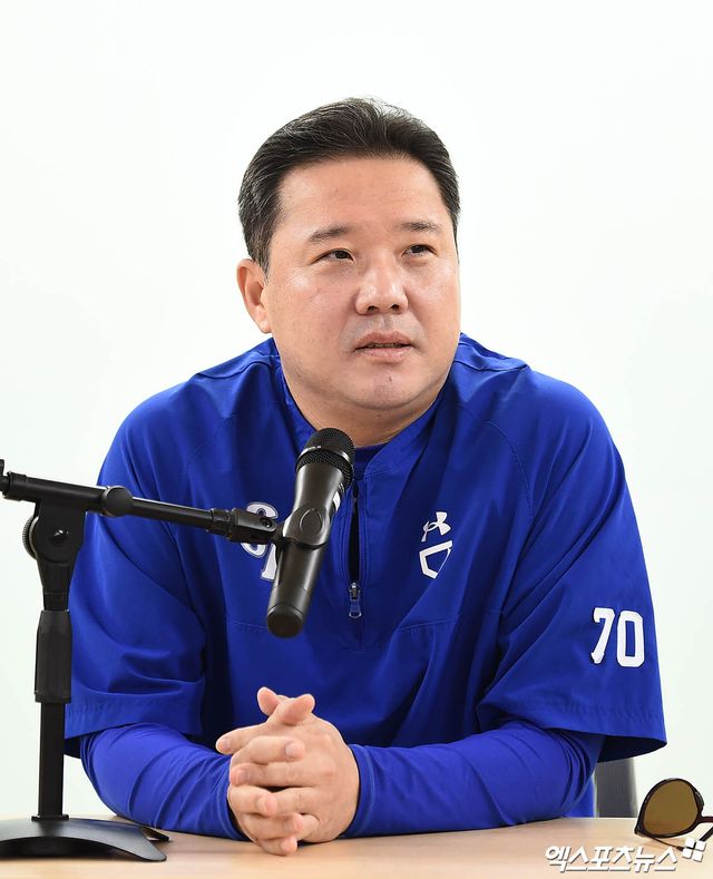 7일 오후 대구삼성라이온즈파크에서 열리는 '2025 신한 SOL Bank KBO 포스트시즌' NC 다이노스와 삼성 라이온즈의 와일드카드 2차전 경기에 앞서 삼성 박진만 감독이 취재진과 인터뷰를 나누고 있다. 대구, 박지영 기자